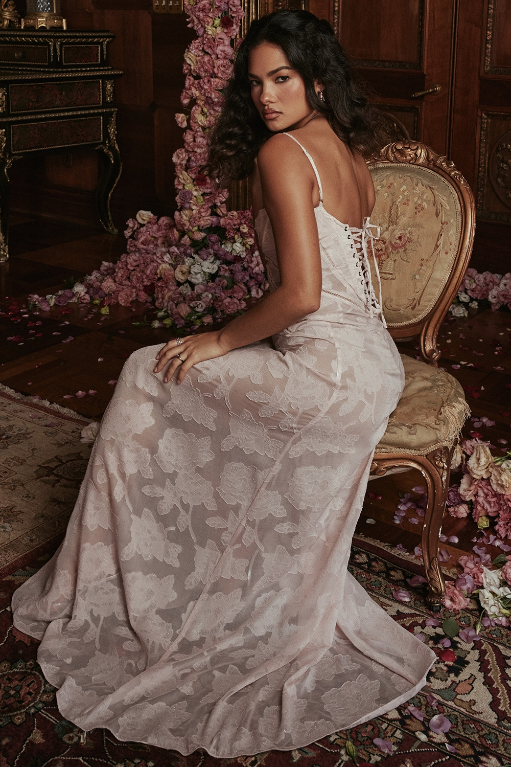 Klasyczna szykowna sukienka na wesele wieczorowa