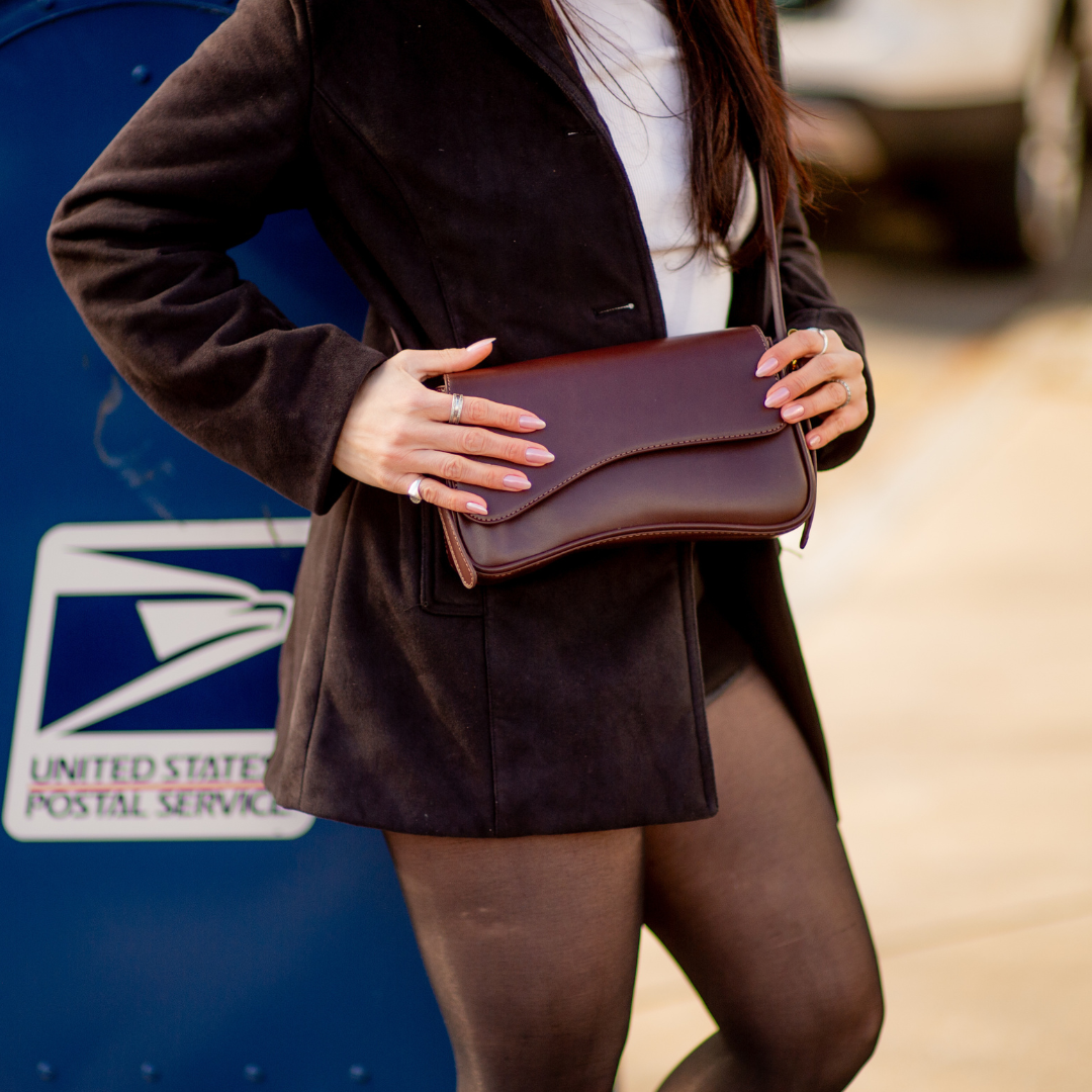 Codzienna torba na ramię z klapką i eleganckim regulowanym paskiem