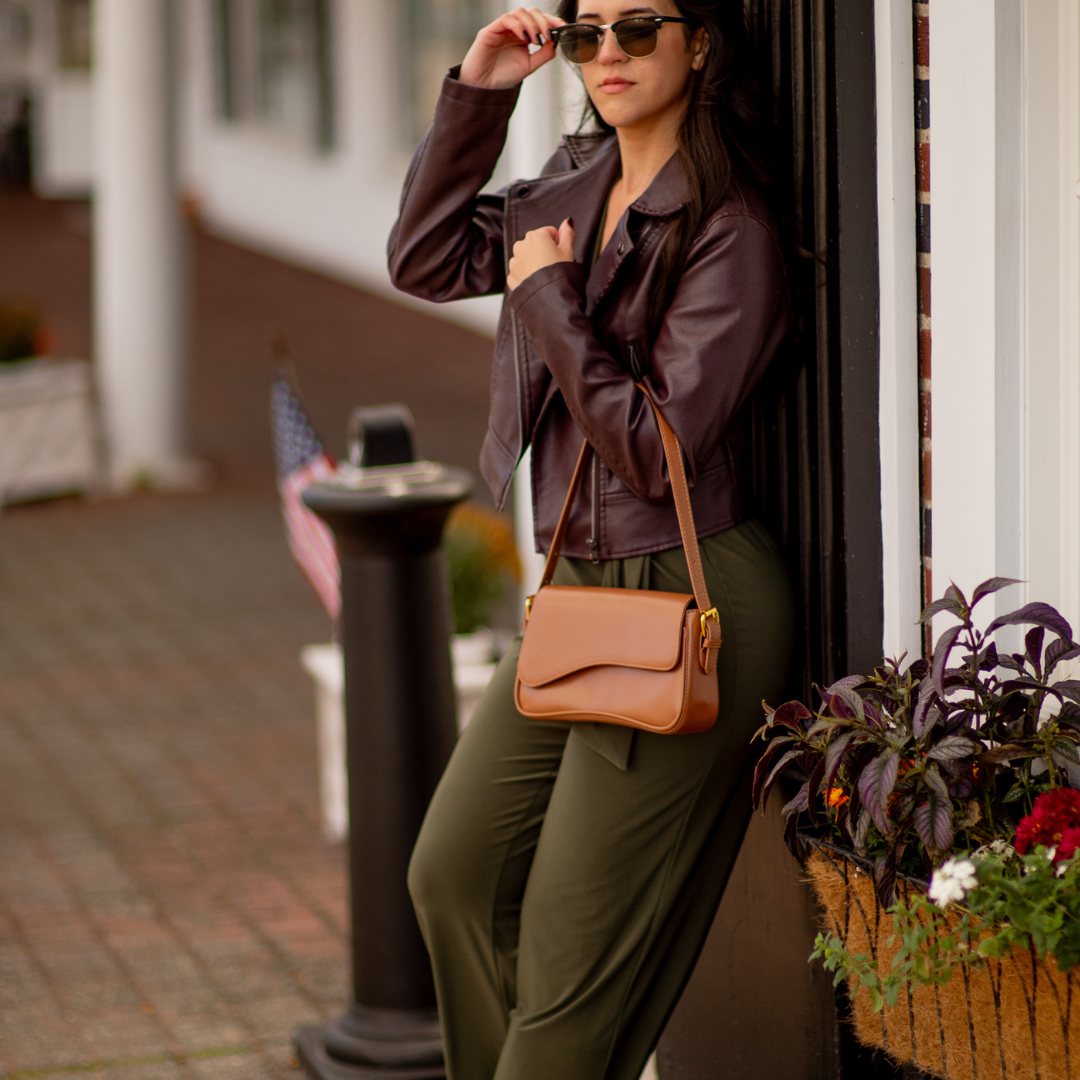 Codzienna torba na ramię z klapką i eleganckim regulowanym paskiem