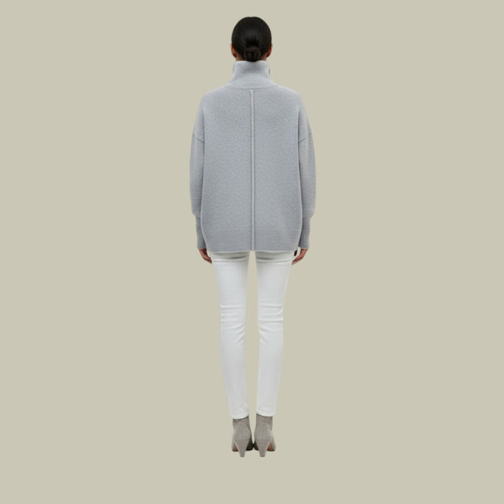 Damowy oversize'owy sweter z grubej dzianiny i golfem na zimę