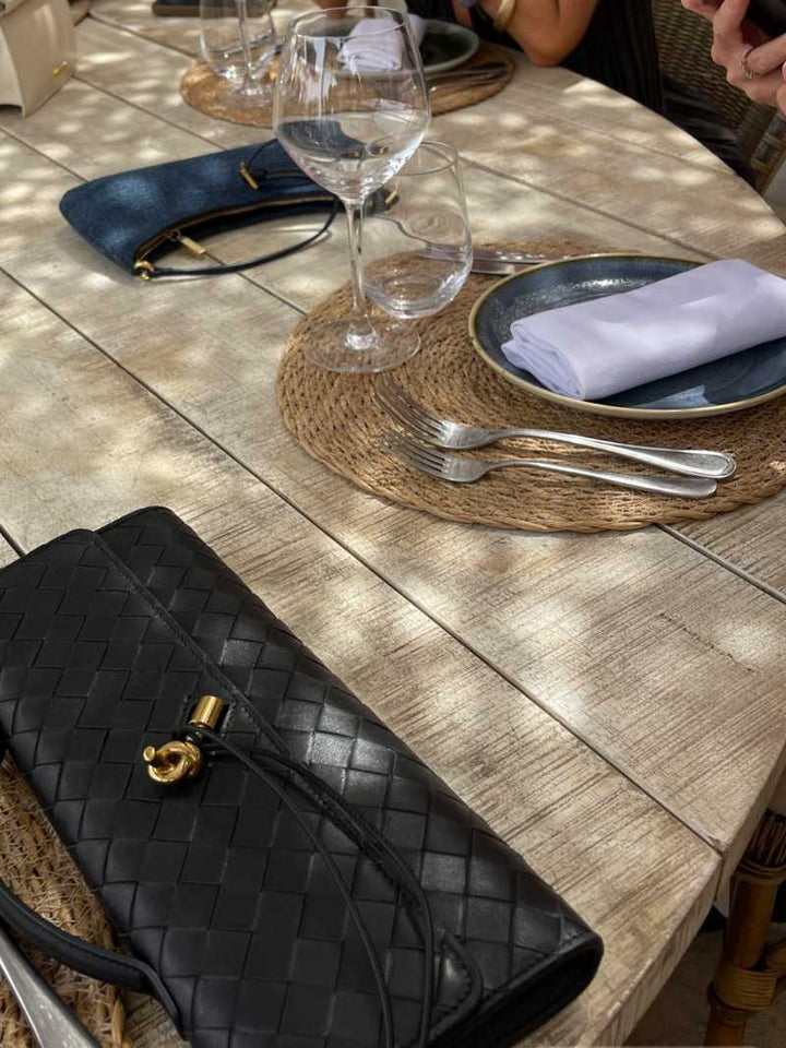 Szykowna woven torebka z klapką i uchwytem