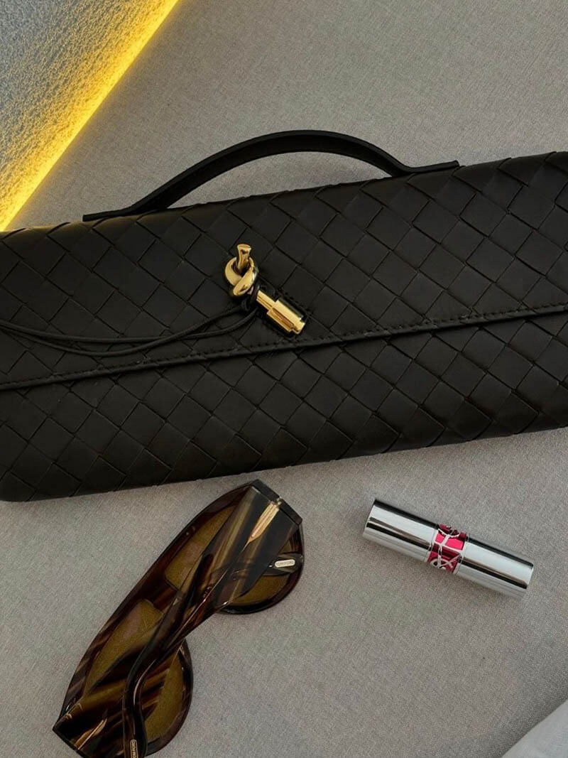 Szykowna woven torebka z klapką i uchwytem