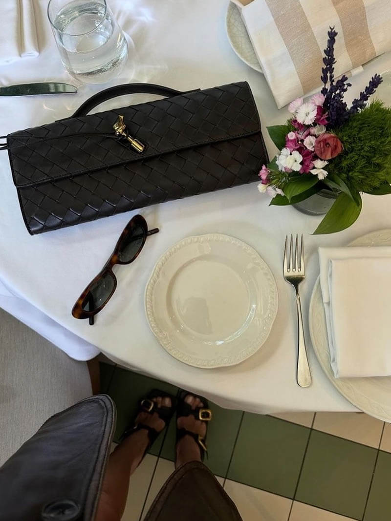 Szykowna woven torebka z klapką i uchwytem