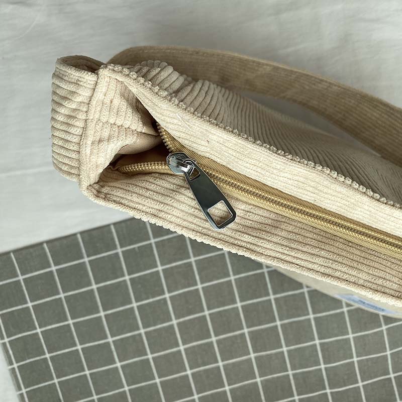 Praktyczna torba na ramię z wieloma kieszeniami i regulowanym paskiem