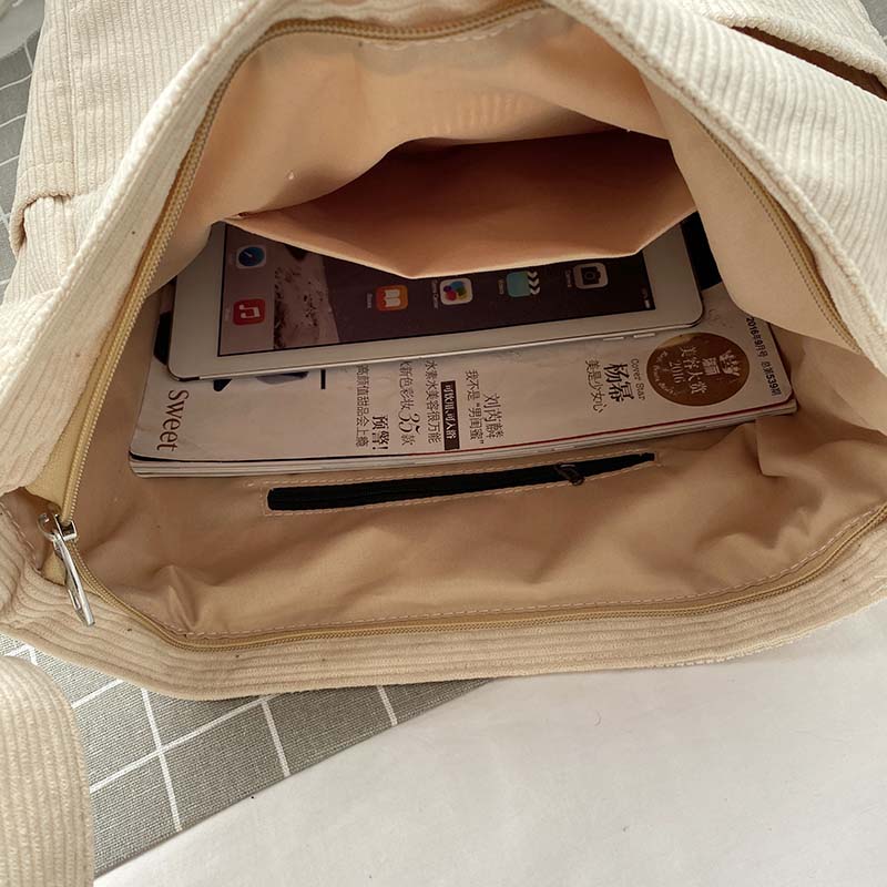 Praktyczna torba na ramię z wieloma kieszeniami i regulowanym paskiem