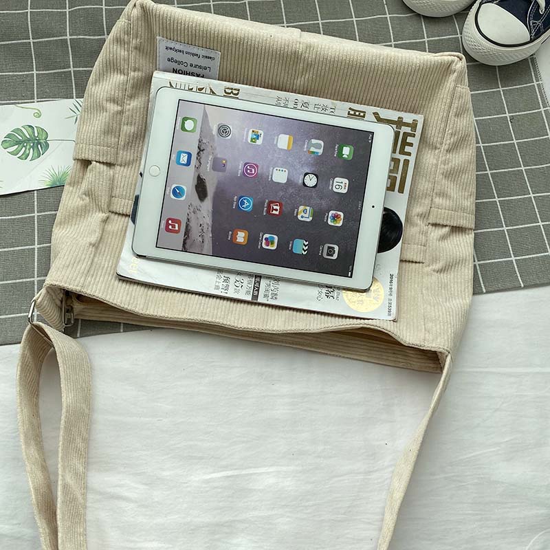 Praktyczna torba na ramię z wieloma kieszeniami i regulowanym paskiem